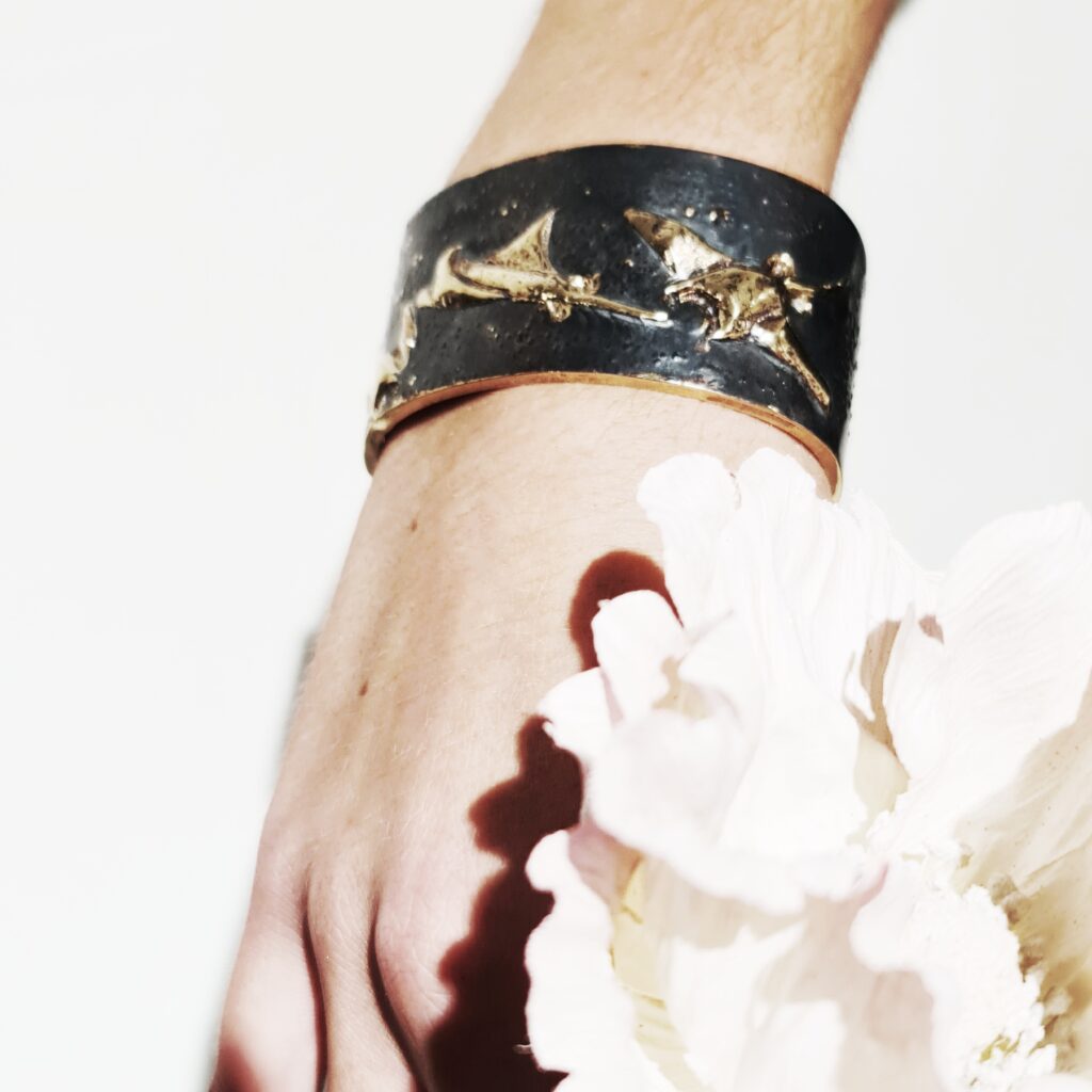 bracelet argent, Manchette Danse de la Manta, Bijoux joaillier créateur Ardèche Tournon sur Rhône bijou unique