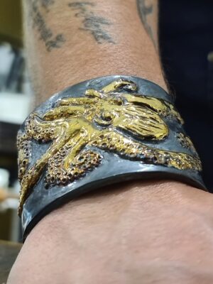 manchette octopuce portée Bijoux joaillier créateur Ardèche Tournon sur Rhône bijou unique