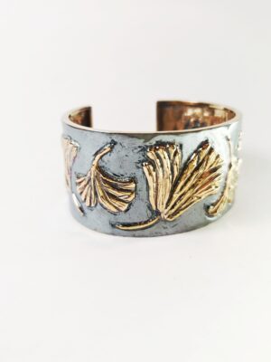 Bijou unique et raffiné, idéal pour se faire plaisir ou offrir. Manchette en argent avec feuilles de Ginkgo Biloba dorées, un cadeau précieux. Bijoux joaillier créateur Ardèche Tournon sur Rhône bijou unique