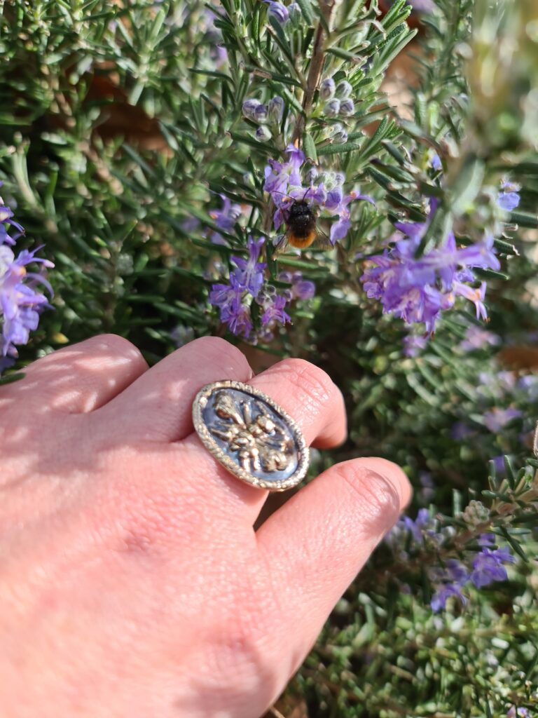 bague Mélissa Abeille (grec ancien) bestiaire fantastique atelier poiema Bijoux joaillier créateur Ardèche Tournon sur Rhône bijou unique