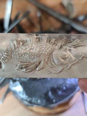 Détail d'une étape de fabrication bijou de la collection Bestiaire fantastique : Bijoux animaux Carpe Koi