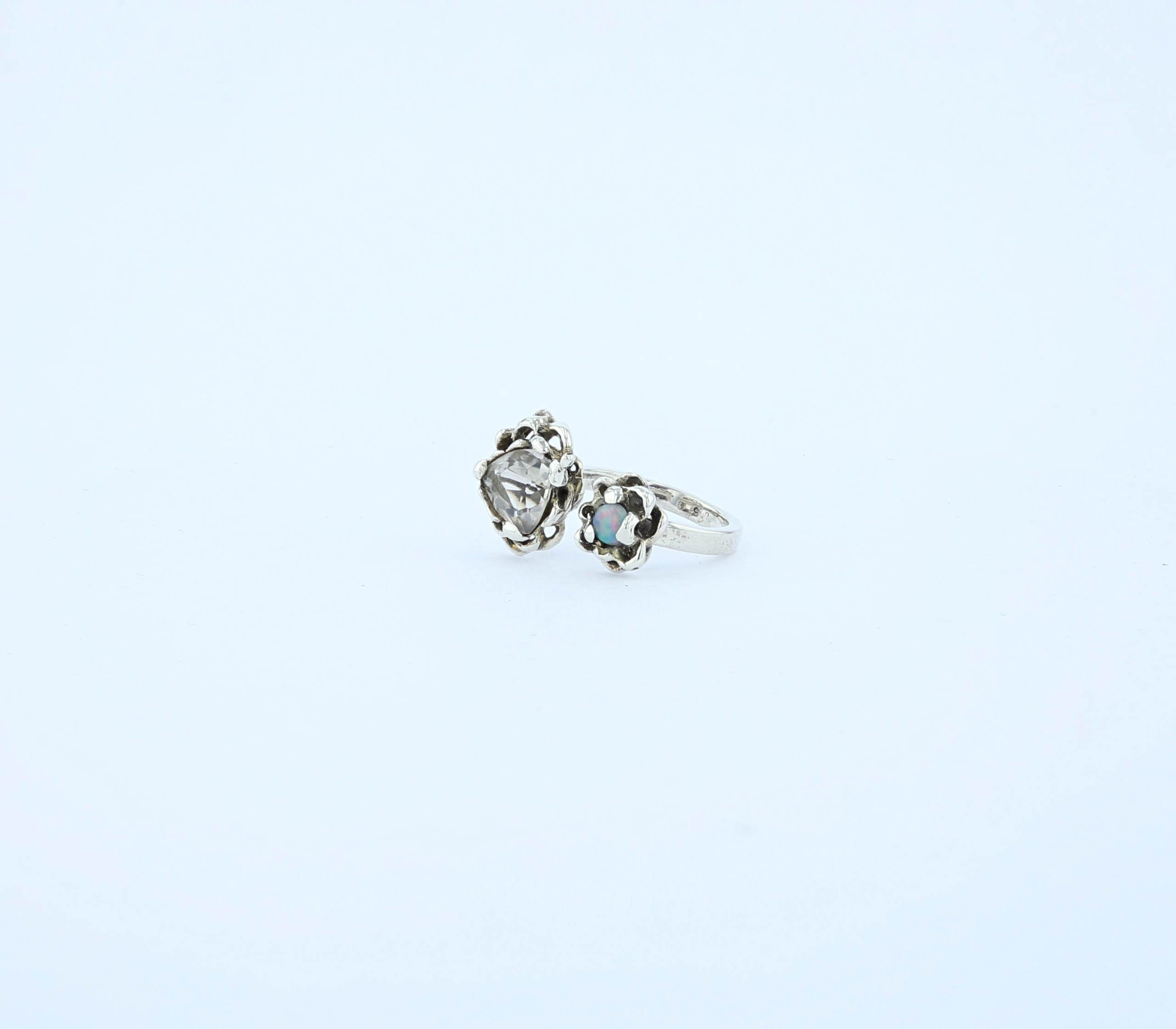 Bague Camélia Double — Argent, Opale Noire d'Éthiopie et Quartz Rutilé – Image 2